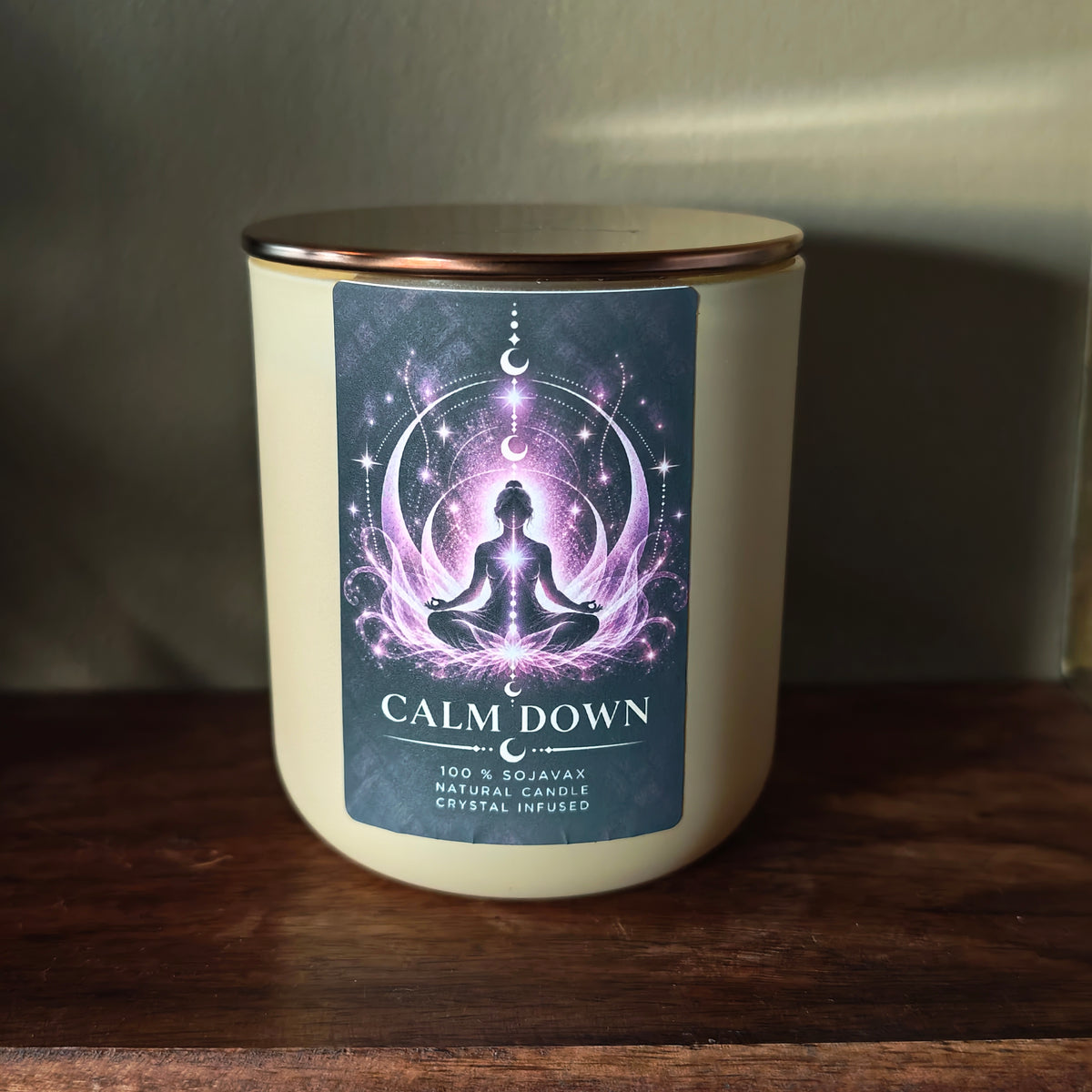 Calm Down 220g · 100 % sojavax · Doftfritt  · Handgjutet i Sverige · Med ametist